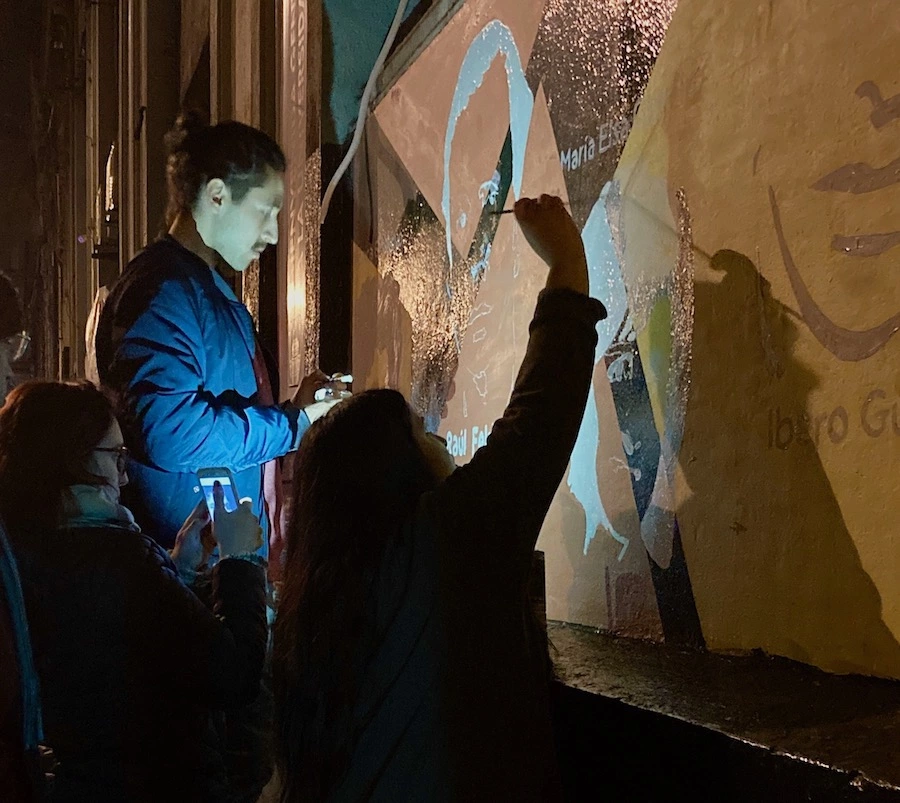 Pintada del mural en Homenaje a los Mártires Estudiantiles en la fachada de FHCE